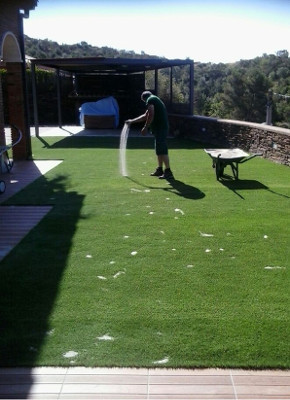 Césped artificial con arena de sílice. Acabado profesional Césped artificial con arena de sílice. Acabado profesional