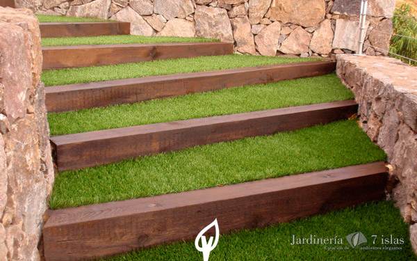 Escaleras de madera para jardín