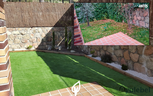 Zona lateral del jardín con cesped artificial