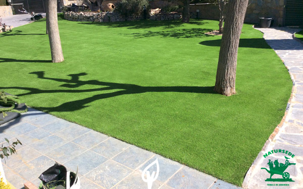 Jardin con cesped artificial en Tarragona