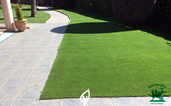 Forma de instalación cesped jardin