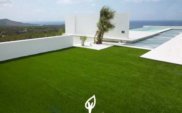 Instalacion rapida cesped terraza